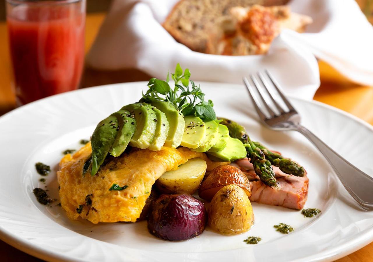 アビゲイルズ ホテル ビクトリア エクステリア 写真 Avocado and asparagus omelette